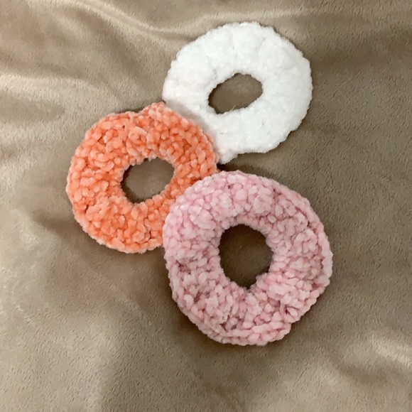 Crochet velvet scrunchies - Picture 1 of 2
